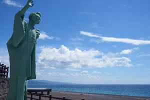 Statue of Oryo and Kimie at Kotogahama